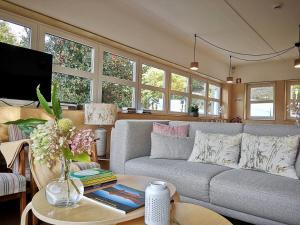 uma sala de estar com um sofá e uma mesa em Solar da Castanha - Forest House em Manteigas