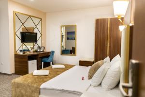 Pokój hotelowy z łóżkiem i biurkiem w obiekcie Luxury Rooms Skadarlija w Belgradzie