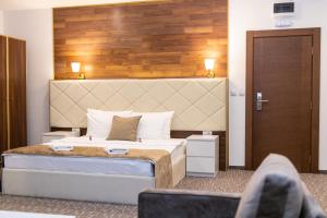 Pokój hotelowy z łóżkiem i krzesłem w obiekcie Luxury Rooms Skadarlija w Belgradzie