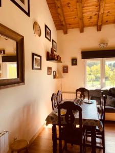 Casa Román II في ريازا: غرفة طعام مع طاولة وكراسي وأريكة
