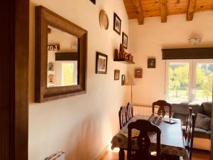 Casa Román II في ريازا: غرفة طعام مع طاولة ومرآة