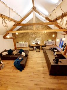 duży salon z kanapami i stołem w obiekcie Sam's Cottage Suite w mieście Niederweis