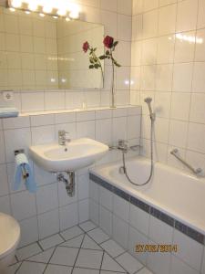 Un baño de Hotel Haus Marienthal