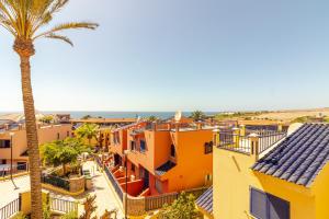 una vista aerea di una città con una palma di Bahia Meloneras a San Bartolomé