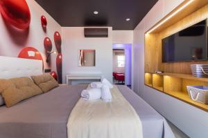 una camera da letto con un letto grande con due asciugamani di Bahia Meloneras a San Bartolomé Altre 70 foto