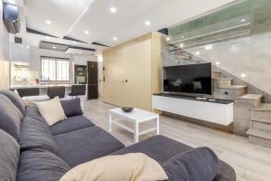 un soggiorno con un divano e una TV di Bahia Meloneras a San Bartolomé