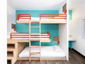 ミュルーズにあるhotelF1 Mulhouse Centre Ouestの二段ベッド4組が備わる二段ベッド付きの部屋です。