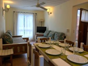 皮納馬爾的住宿－Las Caracolas Apart Familiar，用餐室以及带桌椅的起居室。