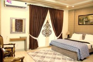 Voodi või voodid majutusasutuse Executive 3 Bedrooms Apartment In Bahria Town toas