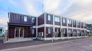 小樽Cozy Inn OTARU的街道上有许多窗户的大建筑