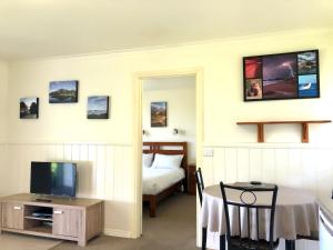A television and/or entertainment center at Promhills Cabins