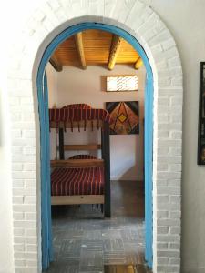 an archway with a bench in a room at Hostel Once Once in Villa de Leyva