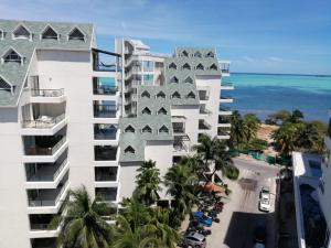 una vista aérea de un edificio en la playa en Hermoso Apto Bay Point 403 Con Balcon, en San Andrés
