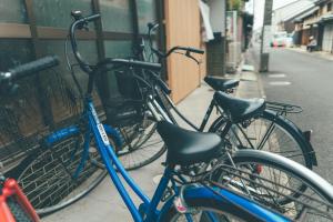 duas bicicletas estacionadas uma ao lado da outra numa calçada em ゲストハウス 宰嘉庵 かなで GuestHouse Saikaan KANADE em Maizuru