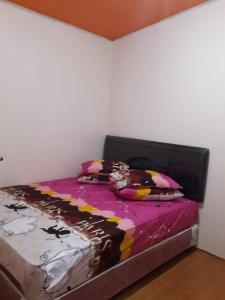 Ένα ή περισσότερα κρεβάτια σε δωμάτιο στο Villa Yasmin Malino