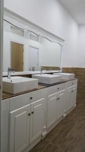 La salle de bains est pourvue de 2 lavabos et d'un miroir. dans l'établissement Linh Phuong 5 Hotel, à Cần Thơ