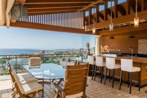 eine Küche und ein Esszimmer mit Meerblick in der Unterkunft Villa Albella in San Agustín