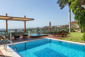 uma piscina com vista para um resort em Villa Albella em San Agustin