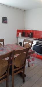 kuchnia ze stołem, krzesłami i kuchenką w obiekcie La caz l écho w mieście Cilaos