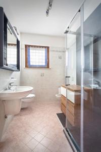 Kúpeľňa v ubytovaní Villa Mimosa-Con piscina e vista lago