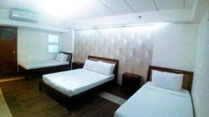 Postel nebo postele na pokoji v ubytování Trace Suites by SMS Hospitality
