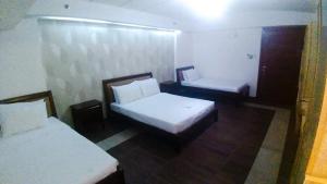 Postel nebo postele na pokoji v ubytování Trace Suites by SMS Hospitality