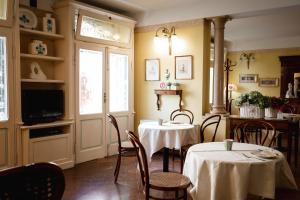 A restaurant or other place to eat at Hotel San Genesio