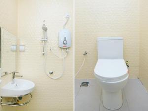 2 fotos de un baño con aseo y lavabo en Bintang Square Hotel en Kubang Kerian