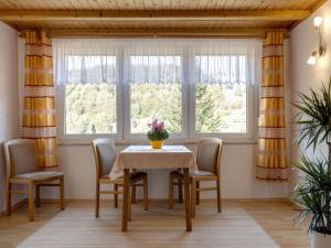 comedor con mesa, sillas y ventana en Bright Holiday Home in Sch nbrunn with Garden en Langenbach