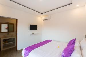 Un televizor și/sau centru de divertisment la Pondok Bobo Seminyak