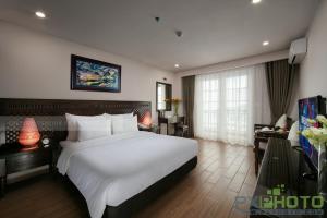 Postel nebo postele na pokoji v ubytování Azure Sapa Hotel