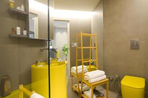 łazienka z żółtą umywalką i toaletą w obiekcie Exclusive Loft Salerno Centro w mieście Salerno +20 zdjęć