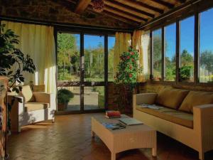 sala de estar con sofá y mesa en Belvilla by OYO Villa Sara, en Lucignano