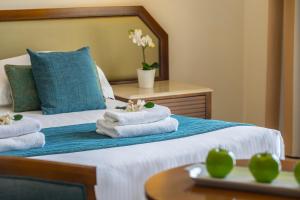 Ліжко або ліжка в номері Aquamare Beach Hotel & Spa