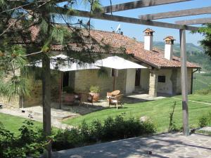 vistas a la casa desde el jardín en Bright Holiday Home in Modigliana with Swimming Pool en Modigliana
