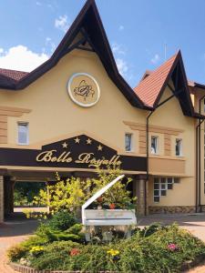 budynek z znakiem dla hotelu w obiekcie Belle Royalle w mieście Lisarnya