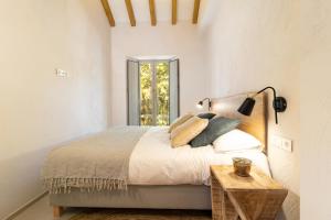 1 dormitorio con 1 cama con lámpara y mesa en Casa 95 Sevilla, en Sevilla