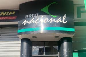 um sinal de motor do hotel em frente a um edifício em Hotel Nacional em Arapiraca