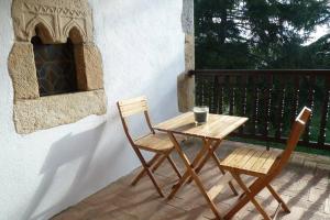 a wooden table and two chairs on a patio at Casa rural Mertxenea Landetxea in Elcano