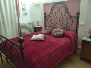 アレッツォにあるAppartamento Greyのベッドルーム1室(赤いベッド1台、枕付)