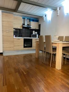 eine Küche und ein Esszimmer mit einem Tisch und Stühlen in der Unterkunft Vacanza al Ponte Reale in Genua