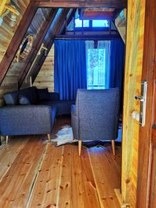 a living room with two chairs and a couch at Fikri Atalay Konağı Bungalov Evleri in Mengen