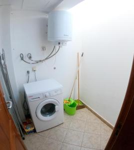 un lavadero con lavadora y lavadora en Modern house in Puerto del Carmen, en Tías