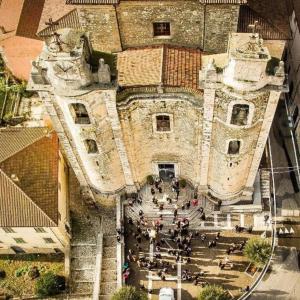 a group of people standing in front of an old building at Casa Vacanze Porta Manfredi in Arce