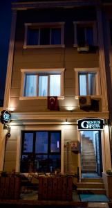 um edifício com um sinal em frente em Genius Hotel Istanbul em Istambul