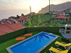 una piscina en el tejado de una casa en CASA DOS AVÓS Apartments with Pool in Funchal, en Funchal