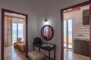 Una habitación con un espejo y una mesa con lavabo. en Ananias By Hotelius, en Agios Georgios