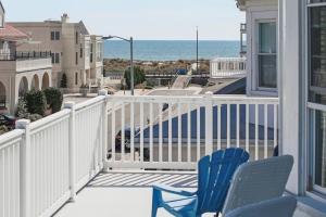 Large Beach Home with Ocean Views from Balcony Unit 2 and 3的阳台或露台