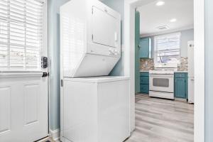 Large Beach Home with Ocean Views from Balcony Unit 2 and 3的厨房或小厨房