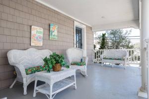 Large Beach Home with Ocean Views from Balcony Unit 2 and 3的阳台或露台